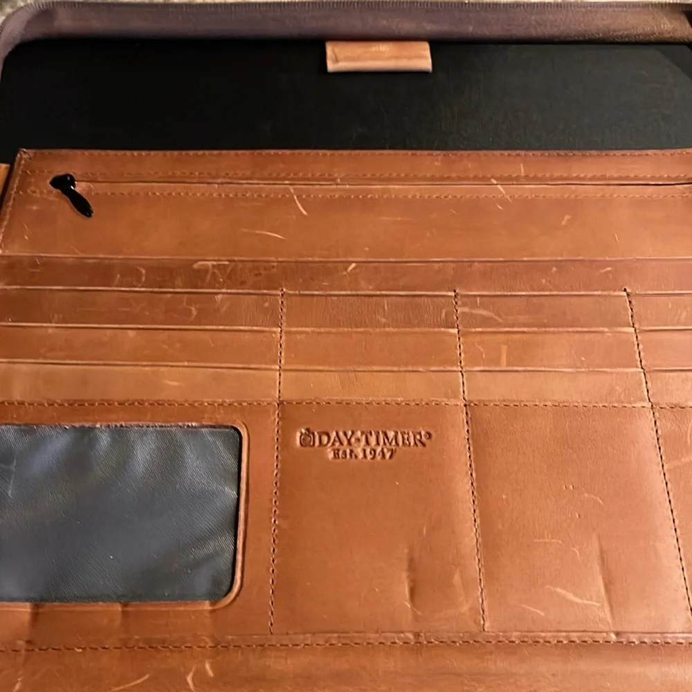 DAYTIMER Planner holds business cards, paper, so many compartments! Used - Picture 10 of 11